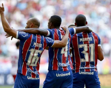 Thaciano, Kanu e Vitor Hugo comemoram gol