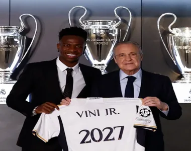O atacante Vinicius Junior fechou novo vínculo, até 2027, com cláusula bilionária