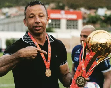 Sérgio Araújo posa com troféu da Série B do Campeonato Baiano de 2022