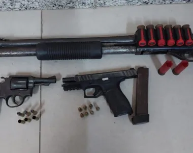 Armas foram encontradas com os  três suspeitos