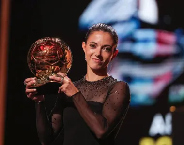 Aitana Bonmatí, com sua Bola de Ouro de melhor jogadora do mundo de 2022/23