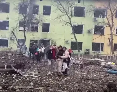 Há pouco mais de um ano, uma mulher grávida e um bebê morreram em bombardeio a hospital ucraniano