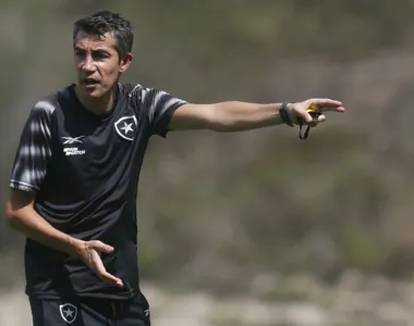 Botafogo pode não ter lateral-esquerdo para enfrentar o Santos