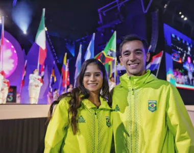 Hugo Calderano e Nicole Pircio foram os porta-bandeiras do desfile final