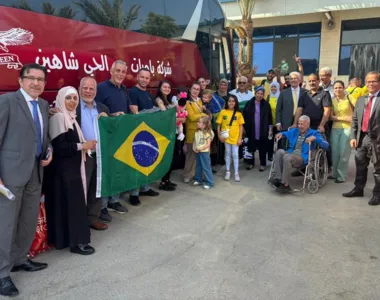 Parte do grupo de brasileiros que foram resgatados