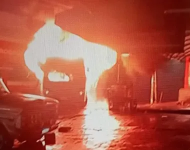 Homens expulsam passageiros e incendeiam ônibus na Ulysses Guimarães