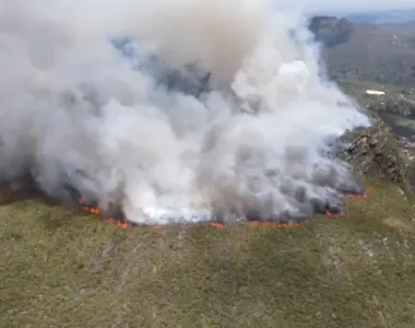 As chamas atingem a Serra do Candombá