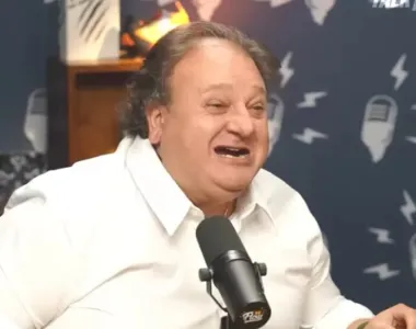 Jacquin mostrou o sorrisão para comprovar que os dentes são "bonitos e inteiros"