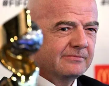 O presidente Gianni Infantino recebeu chuva de críticas nas redes sociais por outro motivo