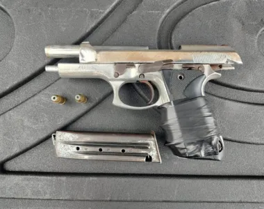 Autoridades apreenderam uma pistola calibre 380, além de um carregador e munições com o criminoso