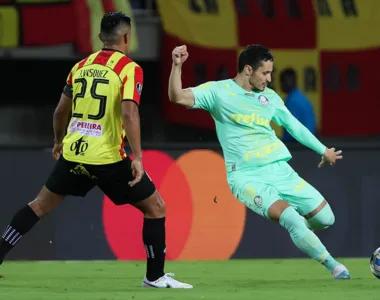 Raphael Veiga em ação no jogo de ida