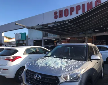 Estilhaços de vidros em cima de carro