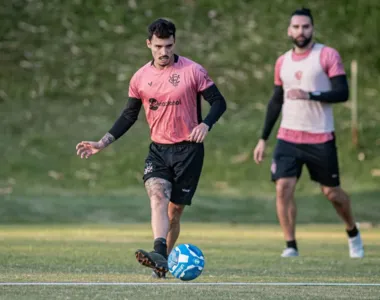 Jogadores treinaram finalizações e transições no campo