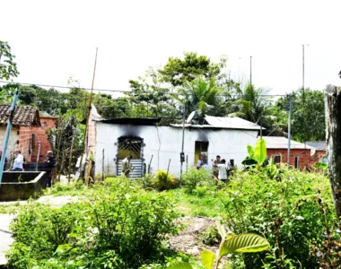 Casa que foi incendiada e sete corpos foram encontrados