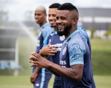 Cicinho em treino do Bahia