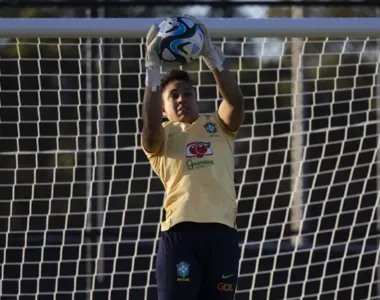 No último treino do Brasil, a arqueiro sofreu um susto ao receber uma bolada