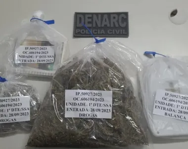 Maconha, balança de precisão e caderninho encontrados com suspeito de tráfico de drogas preso nesta quinta-feira (28), em Salvador