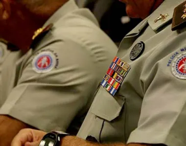 O tempo mínimo de serviço para que o militar se aposente   é de 35 anos