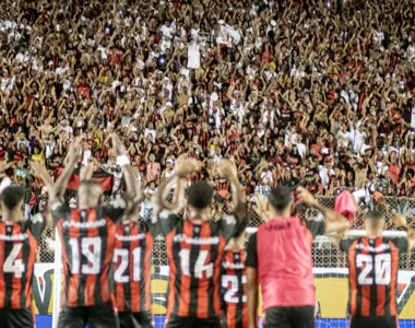 Jogadores do Vitória comemoram com a torcida após baterem o Novorizontino