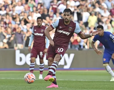 O meio-campista Lucas Paquetá apareceu com destaque da vitória do West Ham sobre o Chelsea, neste domingo (20)