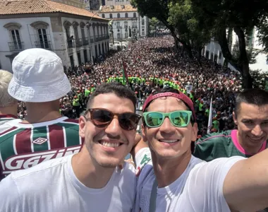 Nino e Ganso em cima do trio elétrico em meio a multidão