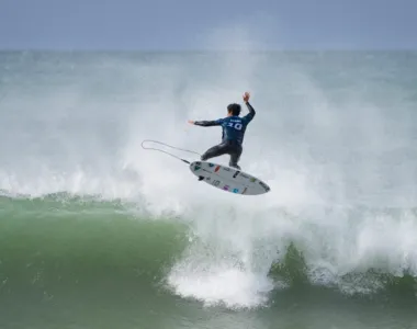 Gabriel Medina segue na briga pelo título mundial da temporada