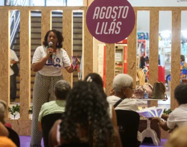 Secretaria Municipal de Políticas para a Mulher em parceria com a ONG Acolher Mulher realizou o evento Agosto Lilás no Shopping Center Lapa.