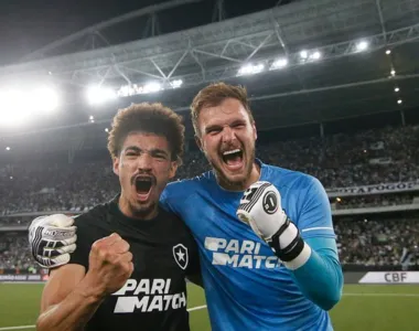 Lucas Perri e Adryelson comemoram vitória do Botafogo