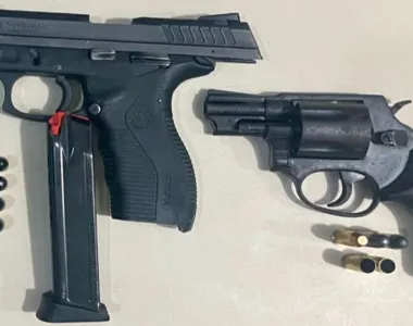 Uma pistola calibre 380, um revólver calibre 38, munições, além de um veículo foram apreendidos