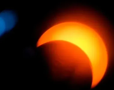 O eclipse acontece quando a Lua passa entre a Terra e o Sol, cobrindo a maior parte do disco solar e deixando visível apenas um “anel de fogo”