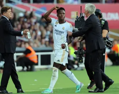 Vini Jr foi substituído por Carlo Ancelotti e jogador foi alvo de insultos racistas