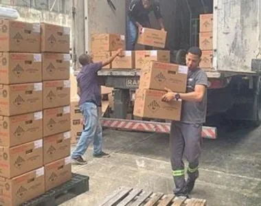 Funcionários do TRE-BA descarregando as novas urnas de um caminhão