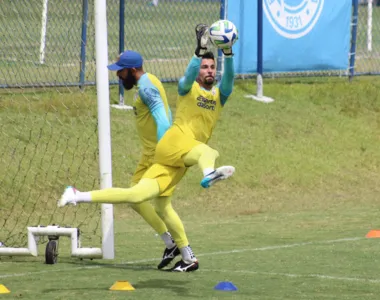 Goleiro Marcos Felipe vem sendo uma muralha no Esquadrão