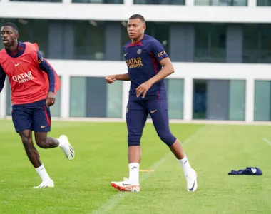 Mbappé durante treinamentos do PSG