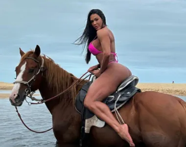 Gracyanne Barbosa curtiu o litoral da Bahia