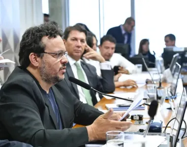 Adriano Machado foi 'prensado' por Eduardo Bolsonaro, Marco Feliciano e Nikolas Ferreira