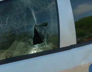 Carro da reportagem também foi atingido