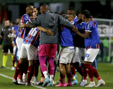 Jogadores festejam um dos gols marcados em Curitiba