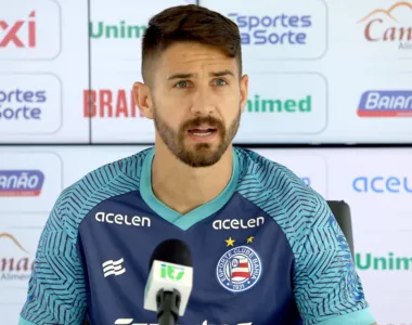 Everaldo em coletiva na Cidade Tricolor