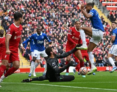 Everton foi derrotado pelo Liverpool no Merseyside Derby