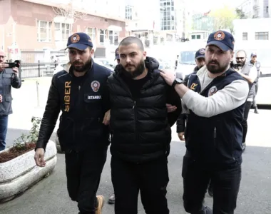 Faruk Fatih Özer sendo conduzido