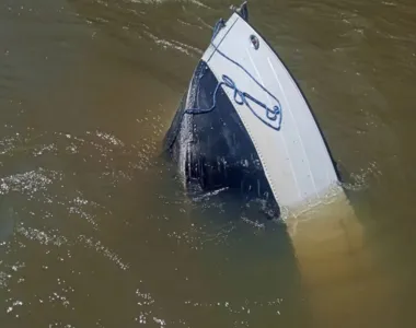 Homem salva esposa e filho antes afundar no rio
