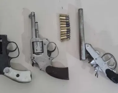 A Policia encontrou dois revólveres calibre 22, com seis munições, e uma garrucha de dois canos
