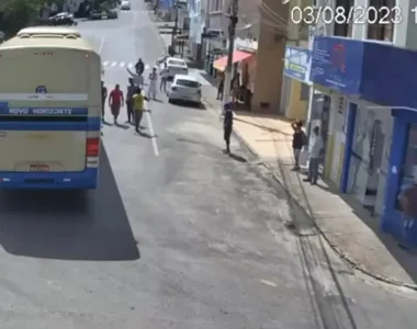 Idoso é atropelado por ônibus