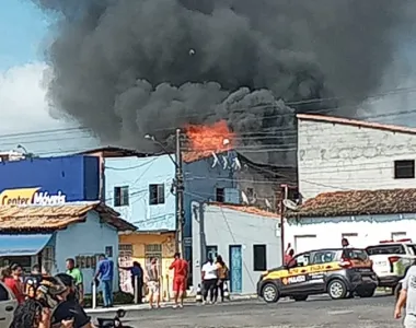 Chamas foram contidas por equipes do Corpo de Bombeiros