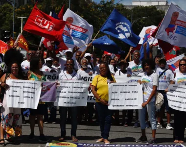 Entidades sociais realizam ato pacífico no desfile do 7 de setembro