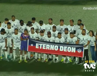 Equipe do Bahia de Feira homenageando o ex-atacante Deon