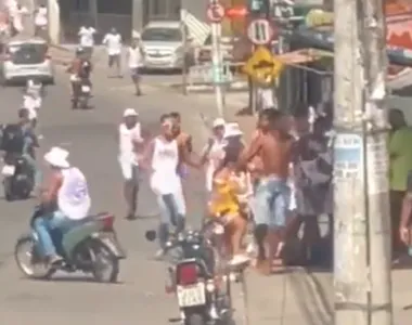 Os torcedores estavam indo para a Fonte Nova quando encontraram um homem com a camisa do Vitória