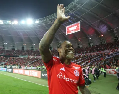 Luiz Adriano comemora classificação