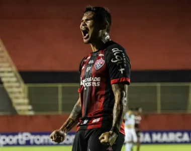 Léo Ceará comemora gol contra o Juventude